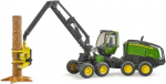 Medkirtė John Deere 1270G su rąstu BRUDER