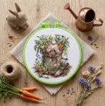 Siuvinėjimo kryželiu rinkinys su lankeliu &bdquo;I&scaron;daigos sode&ldquo; 15x15 cm