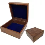 Eleganti&scaron;ka medinė dovanų dėžutė su tamsiai mėlynu įdėklu, 14 x 14 x 6,5 cm
