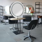 Dviguba makiažo konsolė su LED ap&scaron;vietimu ir lentyna