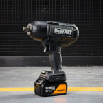 DCF99MN DeWALT 18V XR 1/2&Prime; auk&scaron;to sukimo momento smūginis veržliasukis