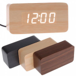 Skaitmeninis &scaron;viečiantis laikrodis su medžio imitacija