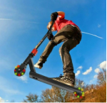 Triukinis paspirtukas VIPER SKULL su LED ratais