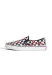 VANS Batai be rai&scaron;telių 'Classic' kraujo spalva / juoda / balta
