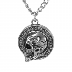 Kaklo papuo&scaron;alas medalionas Memento mori sidabro spalvos; 2.5cm