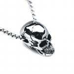 Kaklo papuo&scaron;alas Shine Skull sidabro spalvos; 2.5x1.5cm