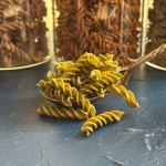Ekologi&scaron;ki žirnių makaronai FUSILLI su jūros dumbliais Wakame : svoris - 200 g