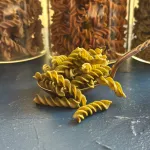 Ekologi&scaron;ki žirnių makaronai FUSILLI su jūros dumbliais Wakame : svoris - 1 kg