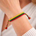 Trispalvė apyrankė ant rie&scaron;o