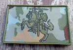 Antsiuvas Vytis khaki camo spalvos fonė .