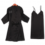 Juodas Delux &scaron;ilkinio chalato ir naktinių komplektas i&scaron;siuvinėtas inicialais M