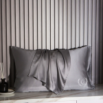 100% natūralus &scaron;ilkinis pagalvės užvalkalas i&scaron;siuvinėtas inicialais vokelis (pilka)