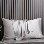 100% natūralus &scaron;ilkinis pagalvės užvalkalas i&scaron;siuvinėtas inicialais vokelis (&scaron;viesi pilka)