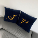 Medvilnės veliūro pagalvėlių siuvinėtų inicialais komplektas (2vnt.) Tamsiai mėlyna Auksinė/geltona