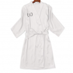 Baltas Delux &scaron;ilkinis chalatas dekoruotas inicialais L