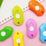 Mini peilis su i&scaron;traukiamu a&scaron;menimis - Ki&scaron;eninis raktų pakabukas