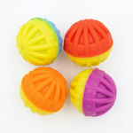 Žaislas &scaron;uniui - Kvepiantis ažūrinis guminis kamuoliukas, 7 cm