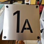 Nerūdijančio plieno lentelė su distanciniais laikikliais