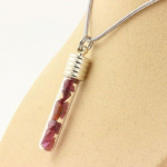 Pierres et Min&eacute;raux. Collier Rubis brut. Mod&egrave;le tube et spirale.