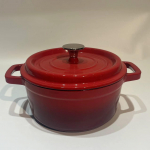 Auk&scaron;čiausios kokybės ketaus emalio puodas: Nelipnus, nepadengtas tro&scaron;kinys, puodas ir sriubos puodas, daugiafunkciniai indai. Red exterior, black interior