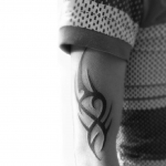 1 vnt. &bdquo;Body Art&ldquo; puikūs 3D vyri&scaron;ki tatuiruotės rankovės puse rankovių laikina totemo tatuiruotės lipdukai juoda