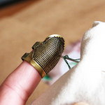 Reguliuojamas varinis antpir&scaron;tis rankiniam siuvimui ir kryželiu siuvinėjimui Gold Thimble - Medium