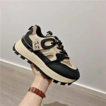 Retro sportinio stiliaus moteri&scaron;ki kvėpuojantys patogūs lauko sportbačiai lengvi juodi balti storu padu moksleivės bėgimo batai 35 juoda