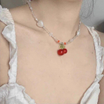 Y2K raudonos vy&scaron;nios &scaron;irdelės karoliukais papuo&scaron;tas kaklo karoliai Moteri&scaron;ki Boho karoliukai Vy&scaron;nių pakabukų karoliai Vintažiniai netaisyklingi Egirl karoliai papuo&scaron;alai