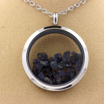 Pierres et Min&eacute;raux. Collier Saphir brut. Mod&egrave;le M&eacute;daillon 20 mm. Couleur Argent.