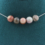 Pierres et Min&eacute;raux. Collier 5 perles Bois p&eacute;trifi&eacute; 8 mm. Chaine en acier inoxydable Collier femmes, hommes. Taille personnalisable.