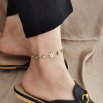 Auksu dengta titano kulk&scaron;nies apyrankė su ramunėlių motyvu - Moteri&scaron;ka, mi&scaron;ko stiliaus, auk&scaron;tos klasės, ni&scaron;inė, gaivaus saldaus gėlių dizaino, neblunkanti. Seven Daisy Anklet - Gold