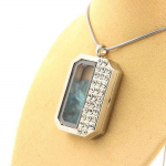 Pierres et Min&eacute;raux. Collier Apatite Paraiba brut. Mod&egrave;le demi-rectangle.