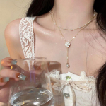 Dvisluoksniai kutų perlų karoliai, skirti moteri&scaron;kam ni&scaron;inio dizaino Camellia Collarbone 1