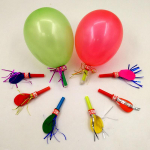 50 vnt. spalvingų pūstukų &scaron;vilpukų pūčiamų drakonų su balionu vaikų gimtadieniui 50PCS