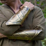 Viduramžių rankų apsaugos rie&scaron;o &scaron;arvai, žalvariniai kariai, apdailinti rankų apsauga, tvarsčių pora SCA LARP kopijos kostiumo elementas