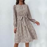 Moteri&scaron;ka &bdquo;O&ldquo; kaklo suknelė ilgomis rankovėmis su rai&scaron;tiniais ra&scaron;tais auk&scaron;tu juosmeniu