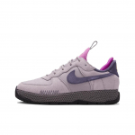 Nike Air Force 1 Wild &scaron;viesiai violetinės, rausvos, &scaron;viesiai violetinės, gelsvai rudos / hiper rausvos / juodos / tamsiai razinų spalvos moteri&scaron;ki sportbačiai violetiniai FZ2600-200 44