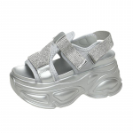 Madingi 8,5 cm platforminiai sandalai moterims Bling plei&scaron;tu auk&scaron;takulniai vasariniai su kalnų kri&scaron;tolo kabliuku ir kilpa stambūs sandalai paplūdimio &scaron;lepetės Zapatos Mujer 34 sidabras