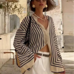 Laisvi moteri&scaron;ki kasdieniai dryžuoti &scaron;ilkiniai mar&scaron;kiniai su O formos i&scaron;kirpte, užsegami viena eile, ilgomis platėjančiomis rankovėmis. Moteri&scaron;ka rudens palaidinė. S