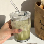 400 ml stiklinė puodelis su dryžiais, skaidri stiklinė su dangteliu ir &scaron;iaudeliu, puodelis ledinei kavai, puodelis arbatai, stiklinė sultims, puodelis pienui, vandeniui, gėrimams 400ml tamsi chaki spalva