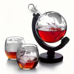 &bdquo;Creative Globe&ldquo; grafino rinkinys su be&scaron;viniu grafinu &bdquo;Exquisite&ldquo; mediniu stovu ir 2 viskio taurėmis &bdquo;Viskio grafino gaublio lygio dovana&ldquo;
