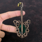 Fasetuotas Zambijos smaragdo pakabukas, apvyniotas varine viela, brangakmenio pakabukas, variniai papuo&scaron;alai, rankų darbo, boho stiliaus pakabukas, dovana jai, gitaros pakabukas