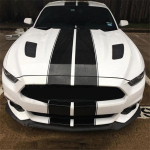 Skirtas &bdquo;Ford Mustang Black Rally Racing Stripes&ldquo; gaubto stogo bagažinės lipduko apvyniojimui