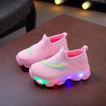 LED &scaron;viesos kojinės batai berniukams ir mergaitėms &scaron;viesūs batai rudeniui ir vasarai nauji kvėpuojantys muselių mezgimo sportiniai batai plunksniniai &scaron;viečiantys batai 25 juoda