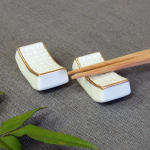 Waza no Stilingas japoni&scaron;kas Kutani porceliano pagaliukų pora balto pagaminta Kura indai, laikikliai, cloisonn&eacute;, auk&scaron;tos kokybės keramika, Japonija. balta