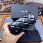 CHANEL dygsniuotas PU odos kietas dėklas akiniams nuo saulės, juodas juoda