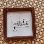 Moteri&scaron;ki mieli perlamutriniai &scaron;uniukų sidabrinės adatos auskarai ir vėrinys Necklace / Size: free