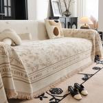 &bdquo;Nordic Chenille&ldquo; sofos rank&scaron;luostis, &bdquo;Four Seasons&ldquo; universalus, neslystantis, nesubraižantis, dvipusis sofos užvalkalo audinys, apsaugantis nuo rauk&scaron;lių, galima įsigyti atskirai. 180*300cm