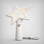LISA (JUODAS RAUSVAS) - OFICIALUS &Scaron;VIESOS LAZDELĖS RAKTO PAKABUKAS (Vir&scaron;utinio žibinto raktų pakabukas) LIGHT STICK KEYCHAIN