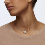 Swarovski Ikoni&scaron;kas gulbės pakabukas Daugiaspalvis Rodžiu padengtas 38cm 5215034 balta